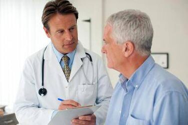 médico prescreve tratamento para prostatite