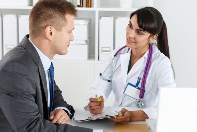O médico prescreve um medicamento para prostatite com base no histórico médico coletado